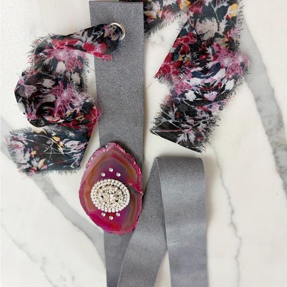 Gray Italian suede, Agate Crystal Hat Band. With faux diamond and pearl center - Picture 5 of 10